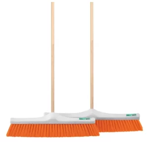 Cepillo Cerdas: Cerdas de PET Bastónes de madera de 120 cm incluidos Alta resistencia a químicos de limpieza Se surten en dos Compra en Guantes Ergo.