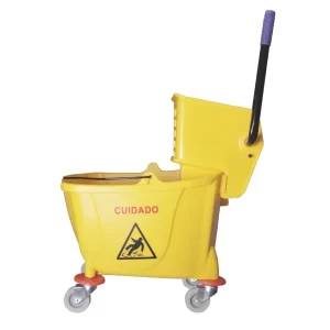 Cubeta exprimidor 32l: Cubeta de plástico amarilla de 32 litros de capacidad con exprimidor universal para trapeador y llantas Compra en Guantes Sergo.